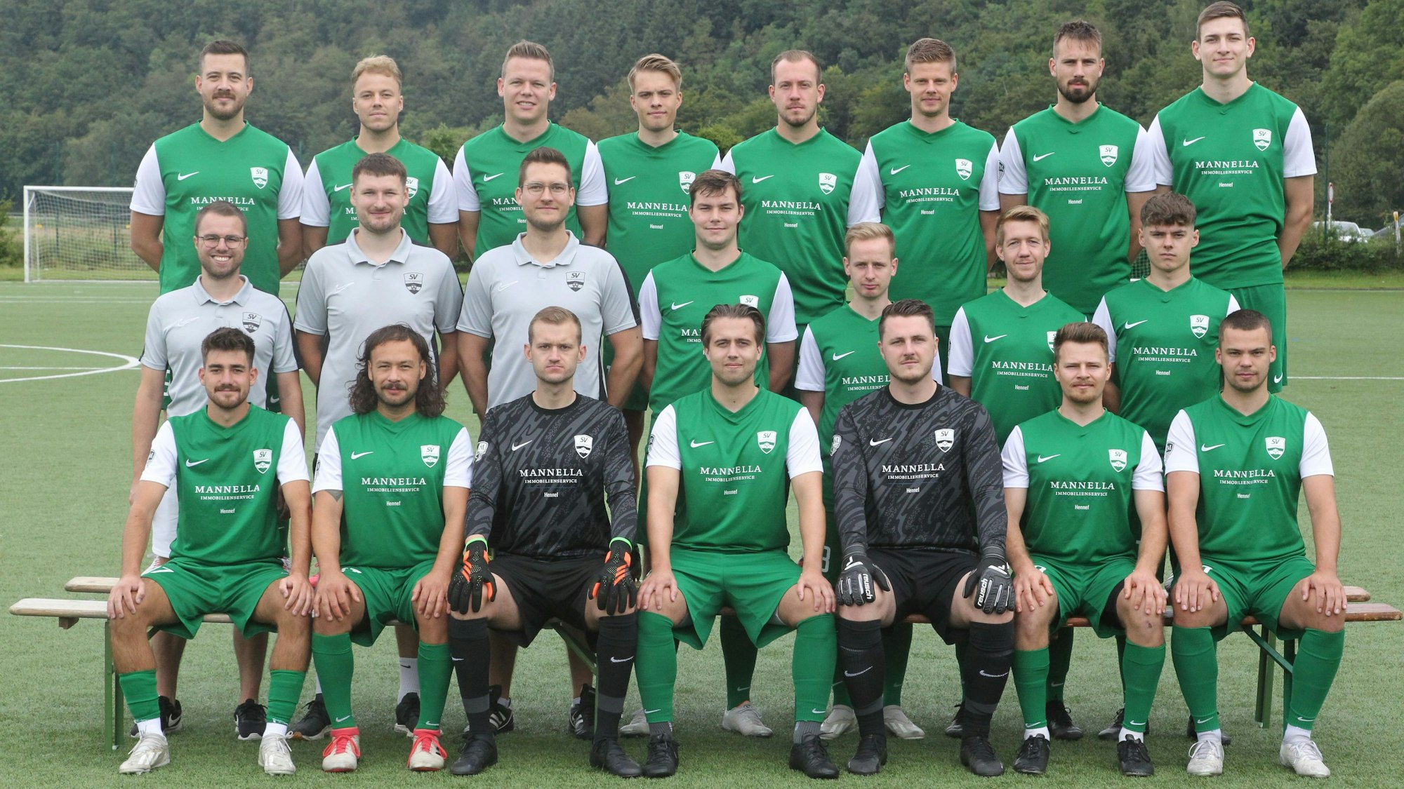 Max Rigauer (oben, von links), Oskar Sund, Kilian Sieling, Cedric Pirotte, Robin Rieger, Andreas Müller, Jonas Stoffer, Fabian Koch, Trainer Sascha Harnischmacher (Mitte, von links), Co-Trainer Christian Stobbe, Co-Trainer Jannick Schade, Victor Diehl, Dominik Küpper, Mike Echternach, Ben Blumenthal, Simon Hipke (unten, von links), Abel Feferman, David Lukas, Johannes Noppeney, Florian Börsch, Nick Stöcker und Thomas Röhrl vom SV Allner-Bödingen.