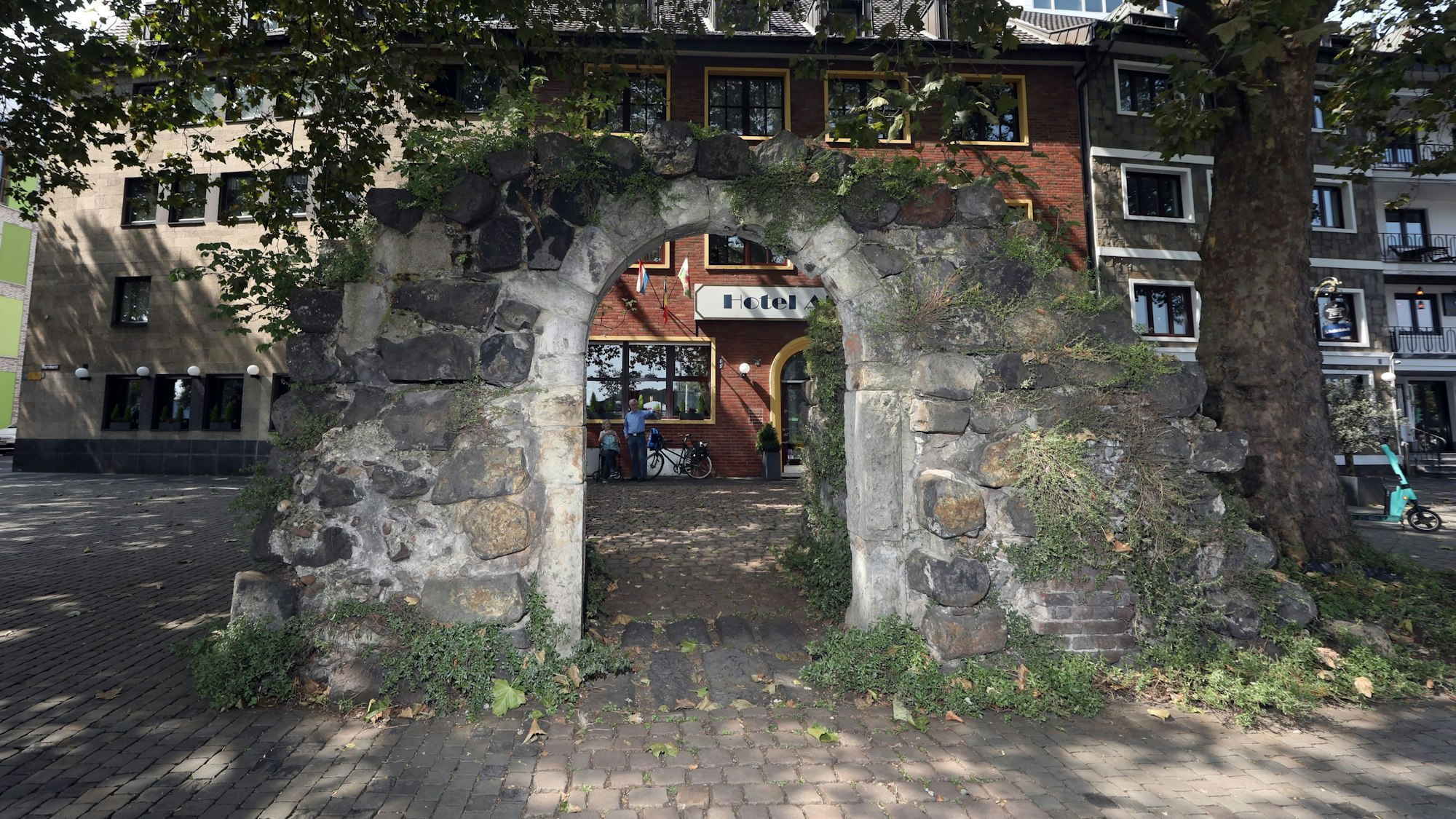 Zu sehen ist die mittelalterliche Zollpforte am Rheinufer.