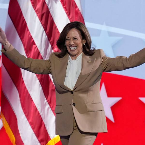 Die demokratische US-Präsidentschaftskandidatin und US-Vizepräsidentin Kamala Harris hebt die Arme, als sie während der Democratic National Convention in Chicago die Bühne betritt.