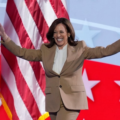 Die demokratische US-Präsidentschaftskandidatin und US-Vizepräsidentin Kamala Harris hebt die Arme, als sie während der Democratic National Convention in Chicago die Bühne betritt.