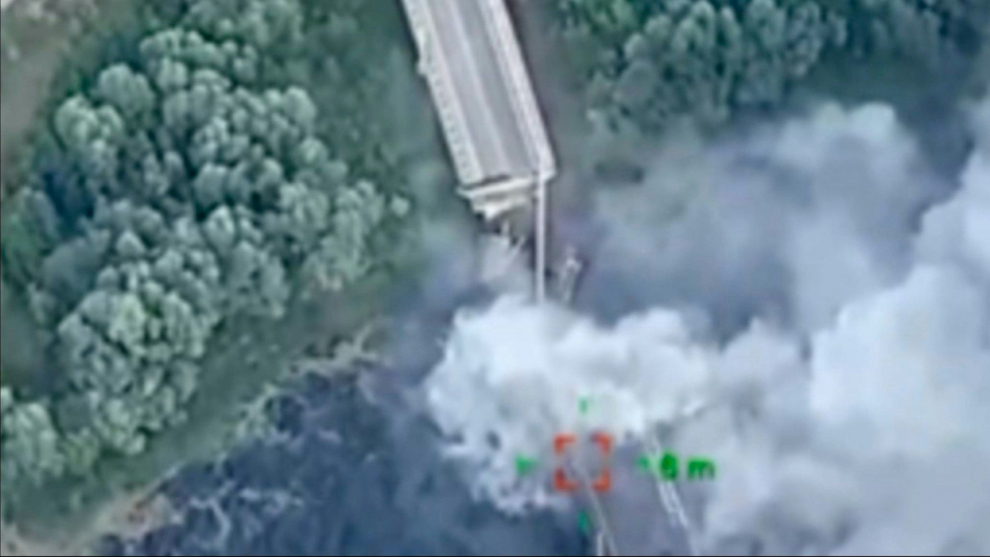 Ein Screenshot zeigt die Zerstörung einer wichtigen Brücke in der russischen Region Kursk. (Archivbild)