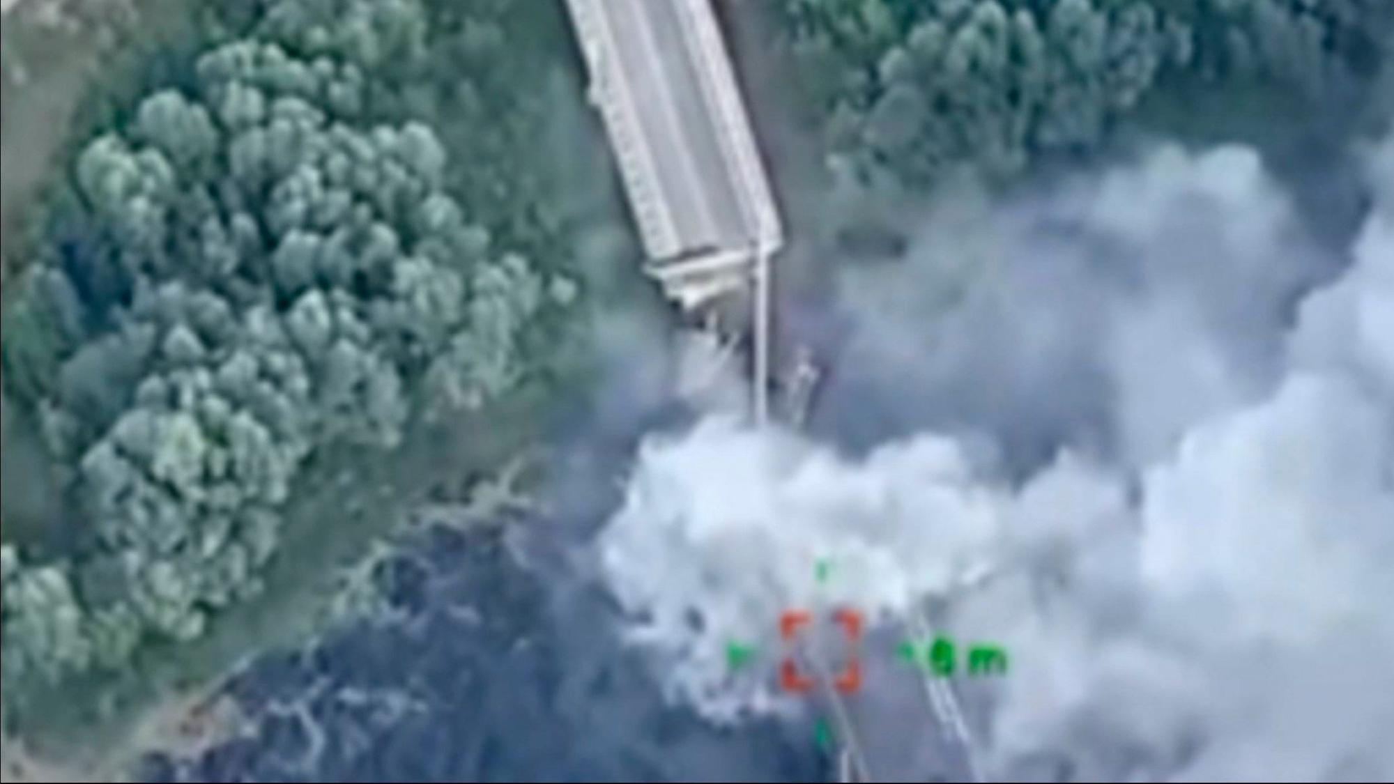 Ein Screenshot zeigt die Zerstörung einer wichtigen Brücke in der russischen Region Kursk. (Archivbild)