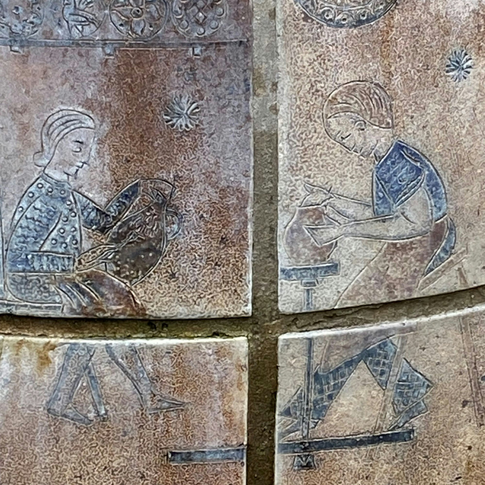 Auf dem Bild ist eine Szene mit zwei Keramikern zu sehen.