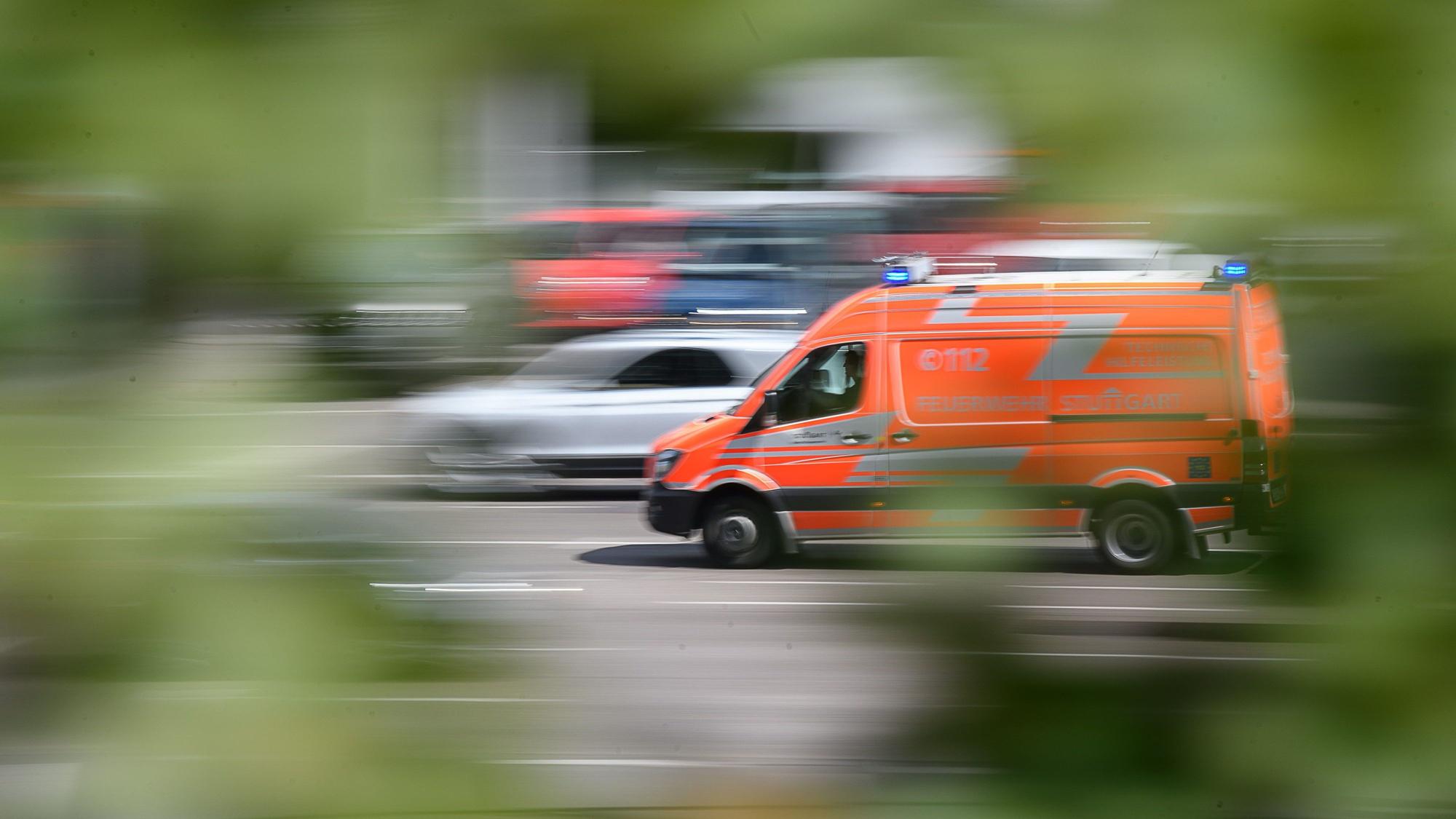 Ein Rettungswagen fährt zu einem Einsatz.