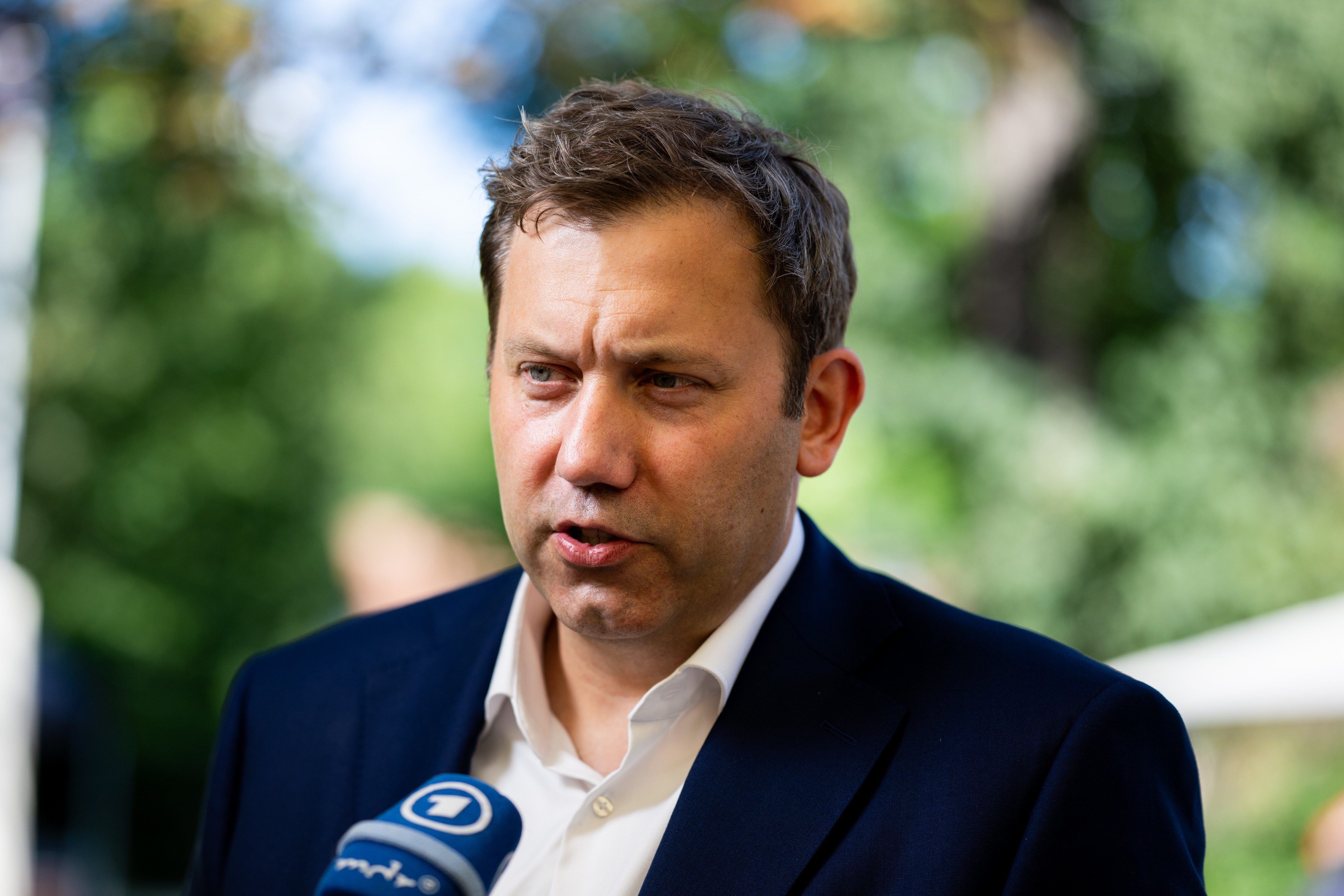SPD-Vorsitzender Lars Klingbeil im Interview während einer Wahlkampfveranstaltung, anlässlich der bevorstehenden Landtagswahlen in Thüringen, im Heinrichs Eventgarten in Gera.