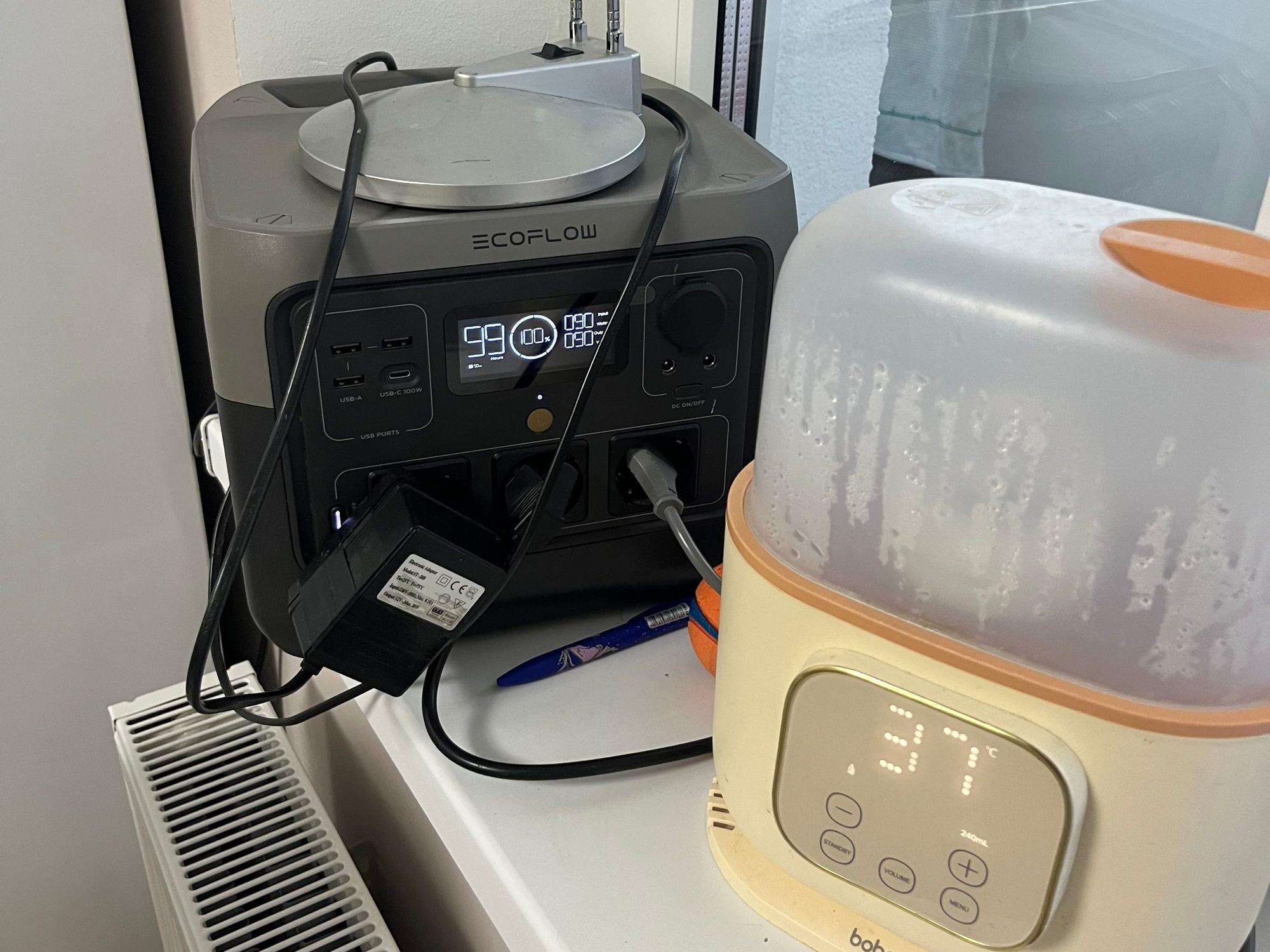 Die „Eco Flow“-Ladestation (links im Bild) sichert bei Stromausfall ein Mindestmaß an Elektrizitätsversorgung.