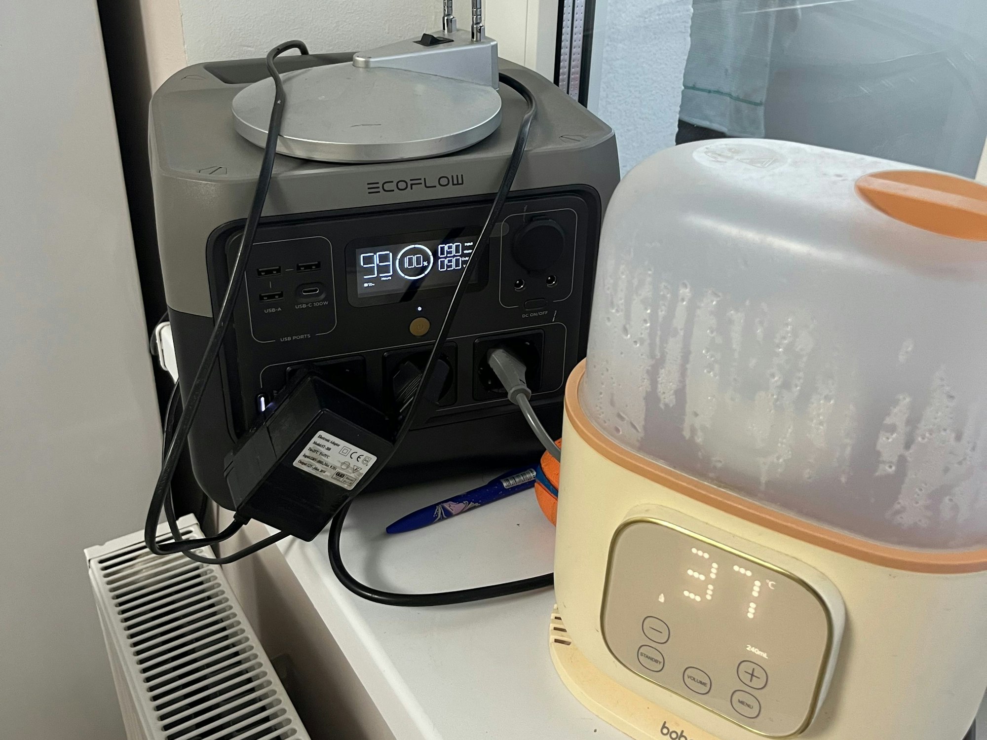 Die „Eco Flow“-Ladestation (links im Bild) sichert bei Stromausfall ein Mindestmaß an Elektrizitätsversorgung.