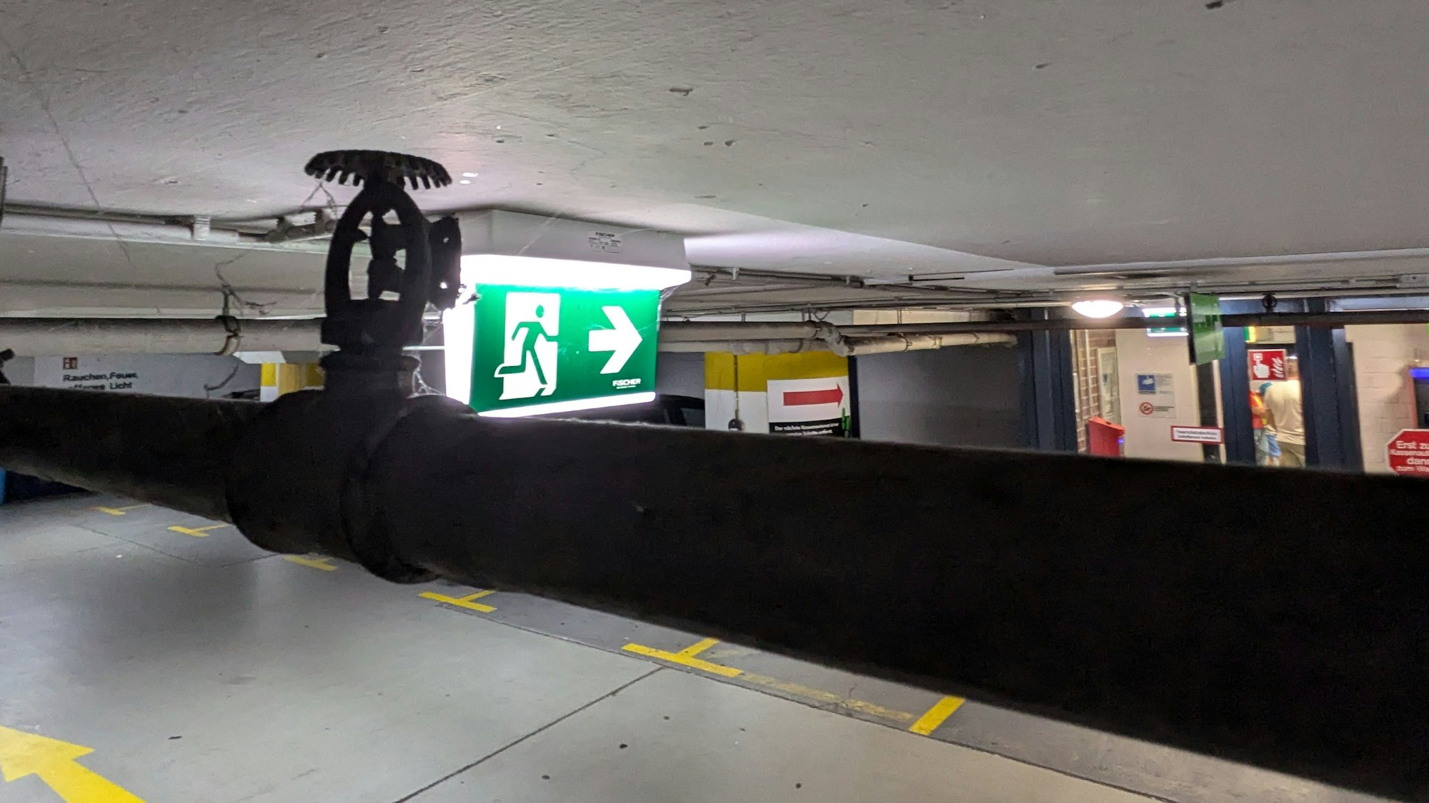 Eine Sprinklerdüse unter der Decke des Parkhauses City C