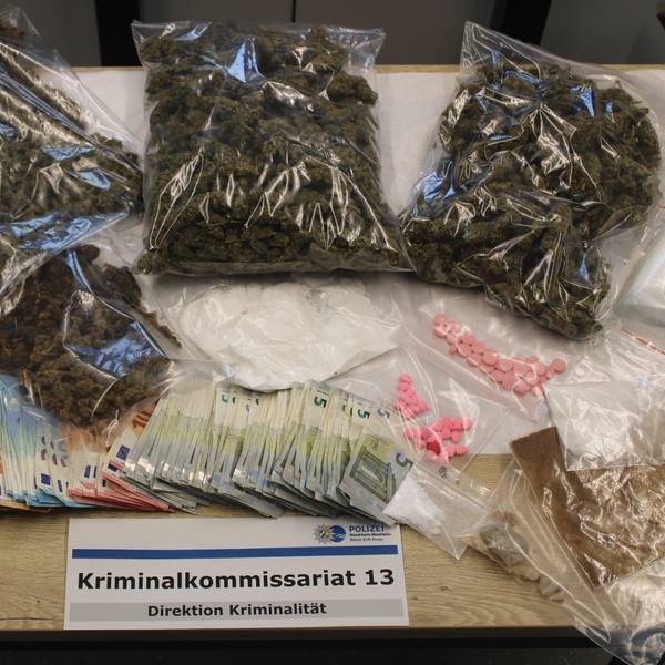 Auf einem Tisch liegen Drogen und Bargeld.