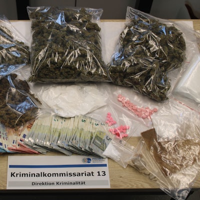 Auf einem Tisch liegen Drogen und Bargeld.