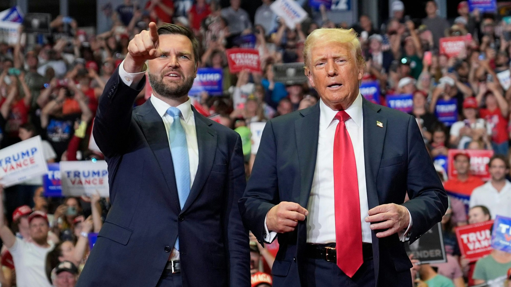 Der republikanische Präsidentschaftskandidat Donald Trump und sein Running Mate J.D. Vance: US-Geheimdienste machen den Iran für einen Hackerangriff verantwortlich.