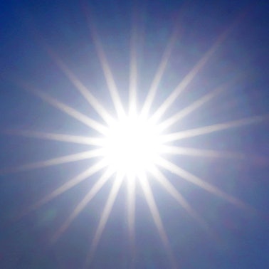 Die Sonne strahlt von einem wolkenlosen Himmel.