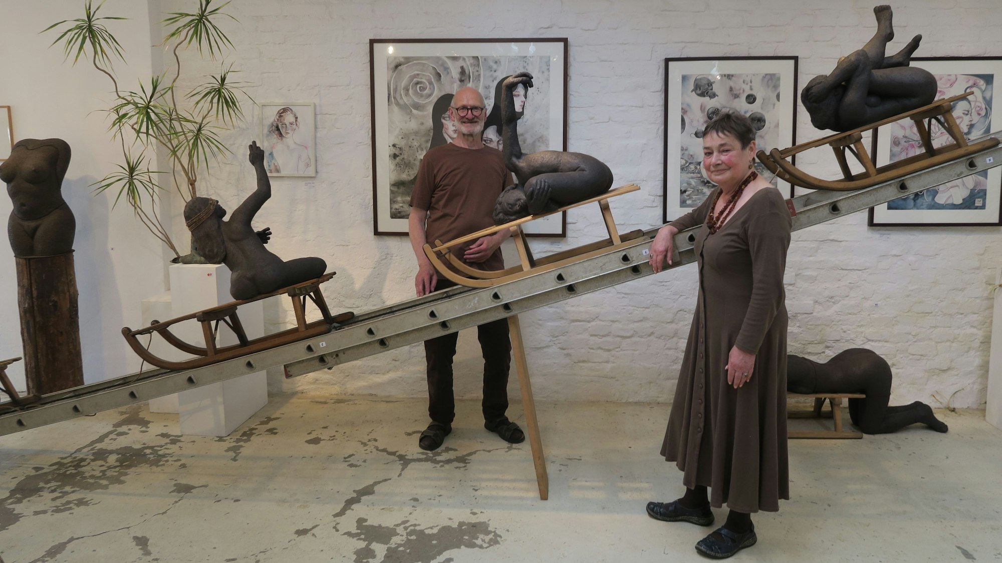 Das Kölner Ehepaar Winfried und Julitta Kirches stehen vor ihrer Kunst-Installation.