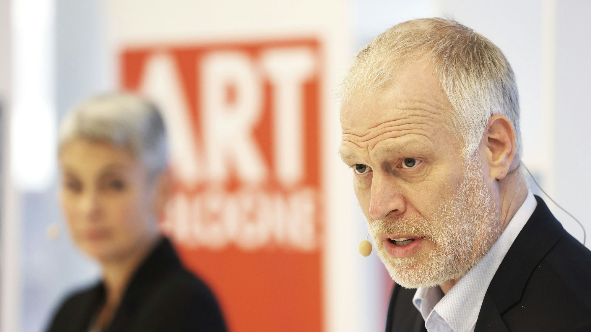 Daniel Hug, Direktor der Art Cologne, spricht auf der Pressekonferenz zur Eröffnung.