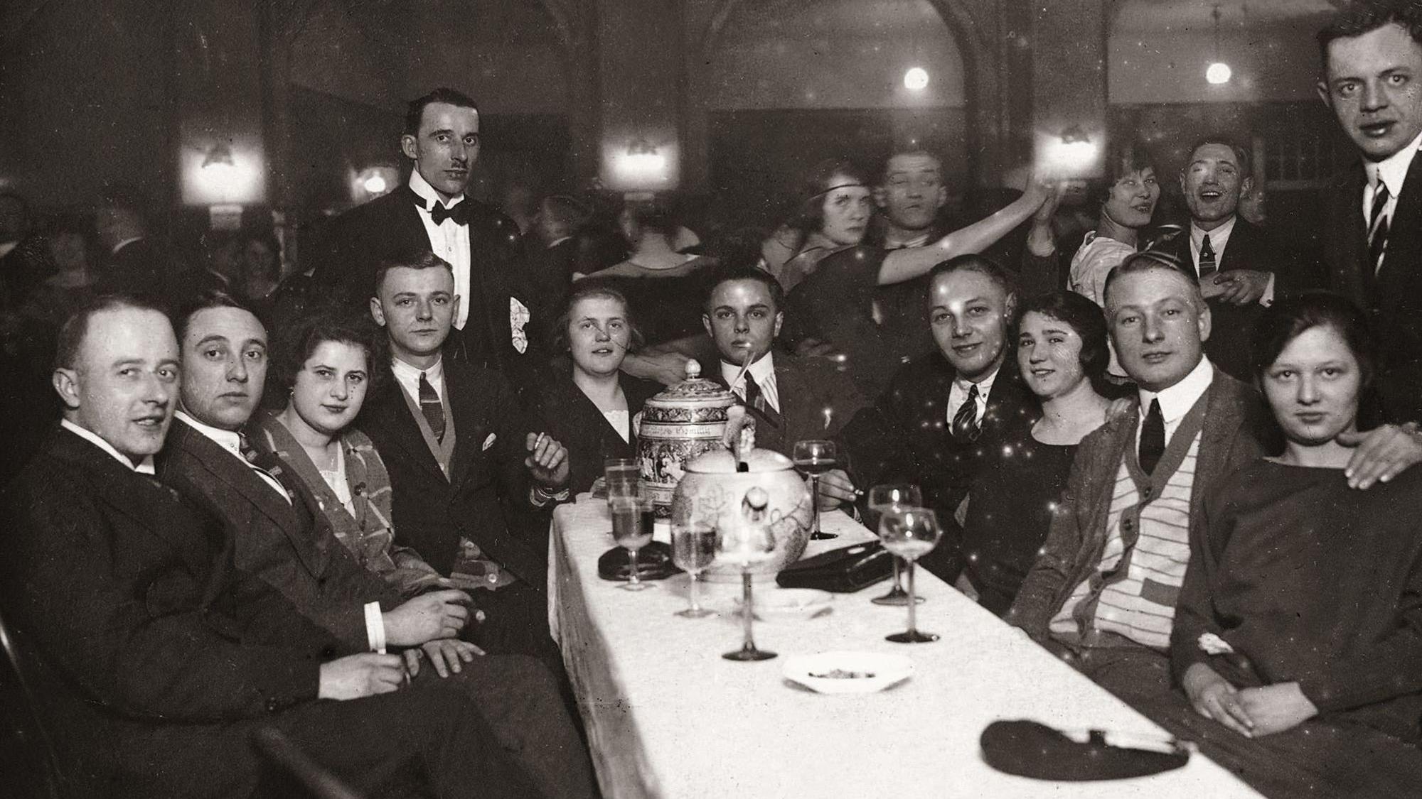 Personen an einem Tisch im Restaurant Decksteiner Mühle, 1924