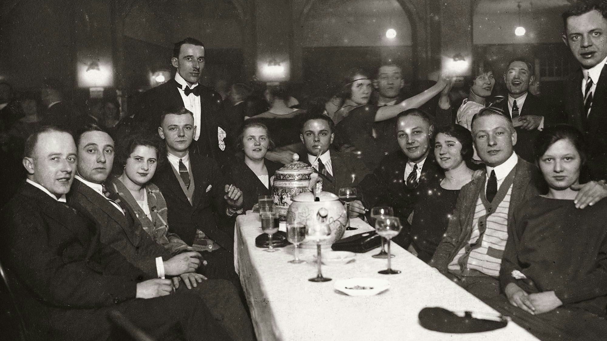 Personen an einem Tisch im Restaurant Decksteiner Mühle, 1924