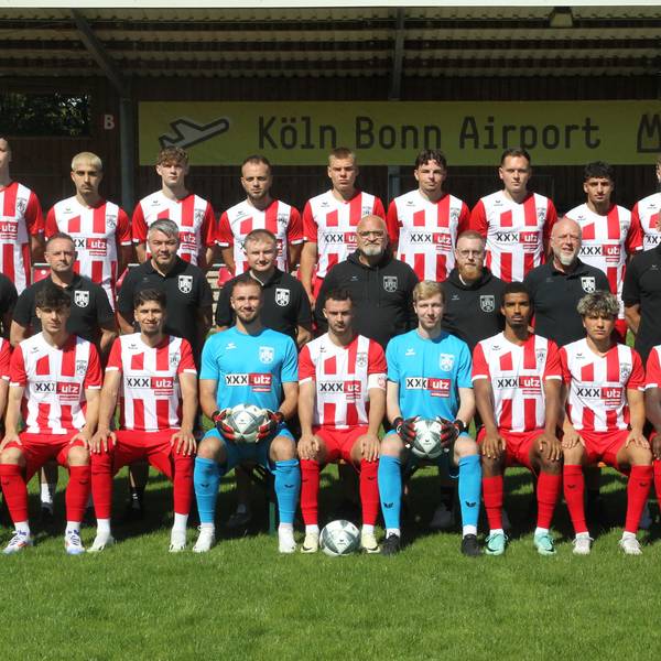 Kyrylo Mohylevets (oben, von links), Volkan Ballicalioglu, Marvin Mundil, Eren Cubukcu, Yehor Kokot, Lukas Kubek, Ansgar Pflüger, Shahin Biniazz, Kai Schusters, Trainer Fatih Özyurt (Mitte, von links), Co-Trainer Frank Süs, Torwart-Trainer Sjard Ridder, Physiotherapeut Sergii Kotenko, Betreuer Erik Brammen, Video-Analyst Maik Henseler, Team-Manager Thomas Henseler, Sportlicher Leiter Frank Fußhöller, Denys Pinchuk (unten, von links), Matthias Wybierek, Mohammed Bouchafrati, Luca Wilsing, Hajdar Shala, Max Blönigen, Leo Camara, Luah Mahessa und Oshomah Ichue vom FC Hennef 05.
