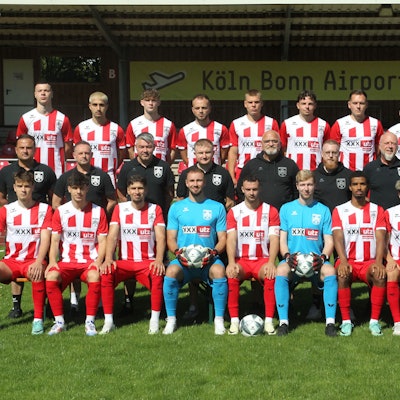 Kyrylo Mohylevets (oben, von links), Volkan Ballicalioglu, Marvin Mundil, Eren Cubukcu, Yehor Kokot, Lukas Kubek, Ansgar Pflüger, Shahin Biniazz, Kai Schusters, Trainer Fatih Özyurt (Mitte, von links), Co-Trainer Frank Süs, Torwart-Trainer Sjard Ridder, Physiotherapeut Sergii Kotenko, Betreuer Erik Brammen, Video-Analyst Maik Henseler, Team-Manager Thomas Henseler, Sportlicher Leiter Frank Fußhöller, Denys Pinchuk (unten, von links), Matthias Wybierek, Mohammed Bouchafrati, Luca Wilsing, Hajdar Shala, Max Blönigen, Leo Camara, Luah Mahessa und Oshomah Ichue vom FC Hennef 05.