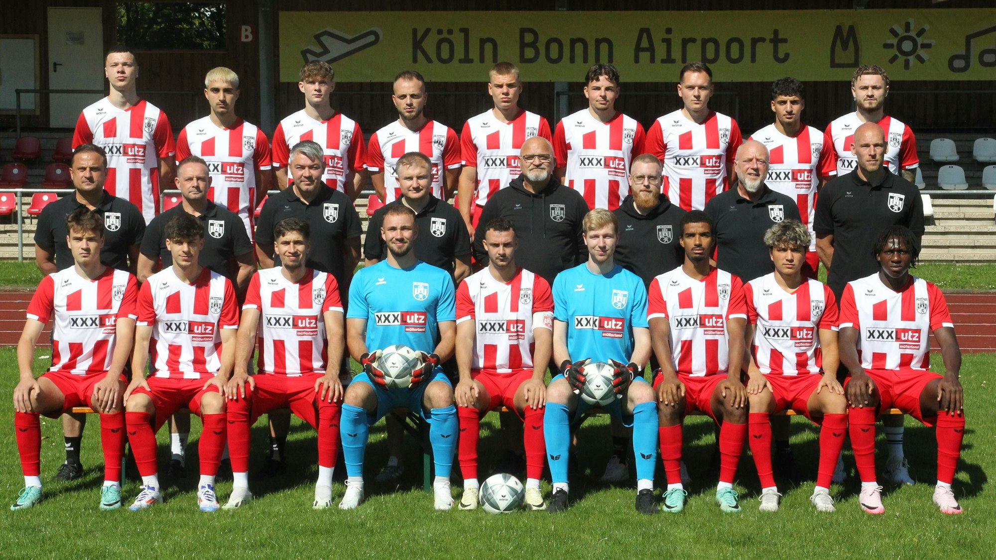 Kyrylo Mohylevets (oben, von links), Volkan Ballicalioglu, Marvin Mundil, Eren Cubukcu, Yehor Kokot, Lukas Kubek, Ansgar Pflüger, Shahin Biniazz, Kai Schusters, Trainer Fatih Özyurt (Mitte, von links), Co-Trainer Frank Süs, Torwart-Trainer Sjard Ridder, Physiotherapeut Sergii Kotenko, Betreuer Erik Brammen, Video-Analyst Maik Henseler, Team-Manager Thomas Henseler, Sportlicher Leiter Frank Fußhöller, Denys Pinchuk (unten, von links), Matthias Wybierek, Mohammed Bouchafrati, Luca Wilsing, Hajdar Shala, Max Blönigen, Leo Camara, Luah Mahessa und Oshomah Ichue vom FC Hennef 05.