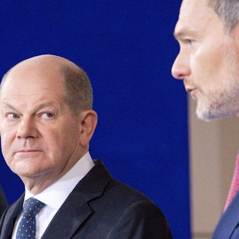 Bundeskanzler Olaf Scholz und Bundesfinanzminister Christian Lindner (FDP) bei einem gemeinsamen Pressestatement. (Archivbild)