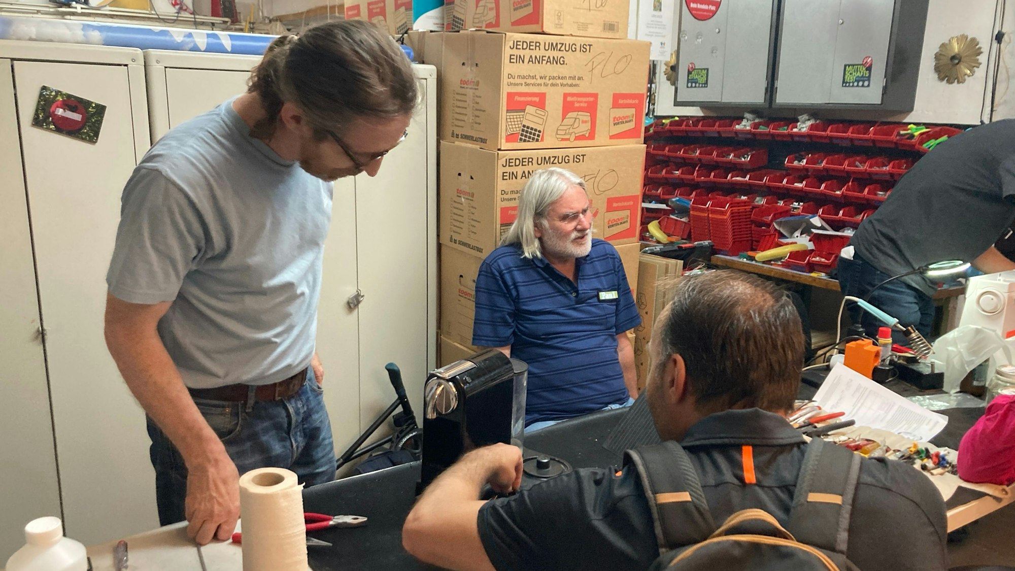 Im Repair-Café sollen kaputt geglaubte Gegenständen wieder funktionstüchtig gemacht werden.