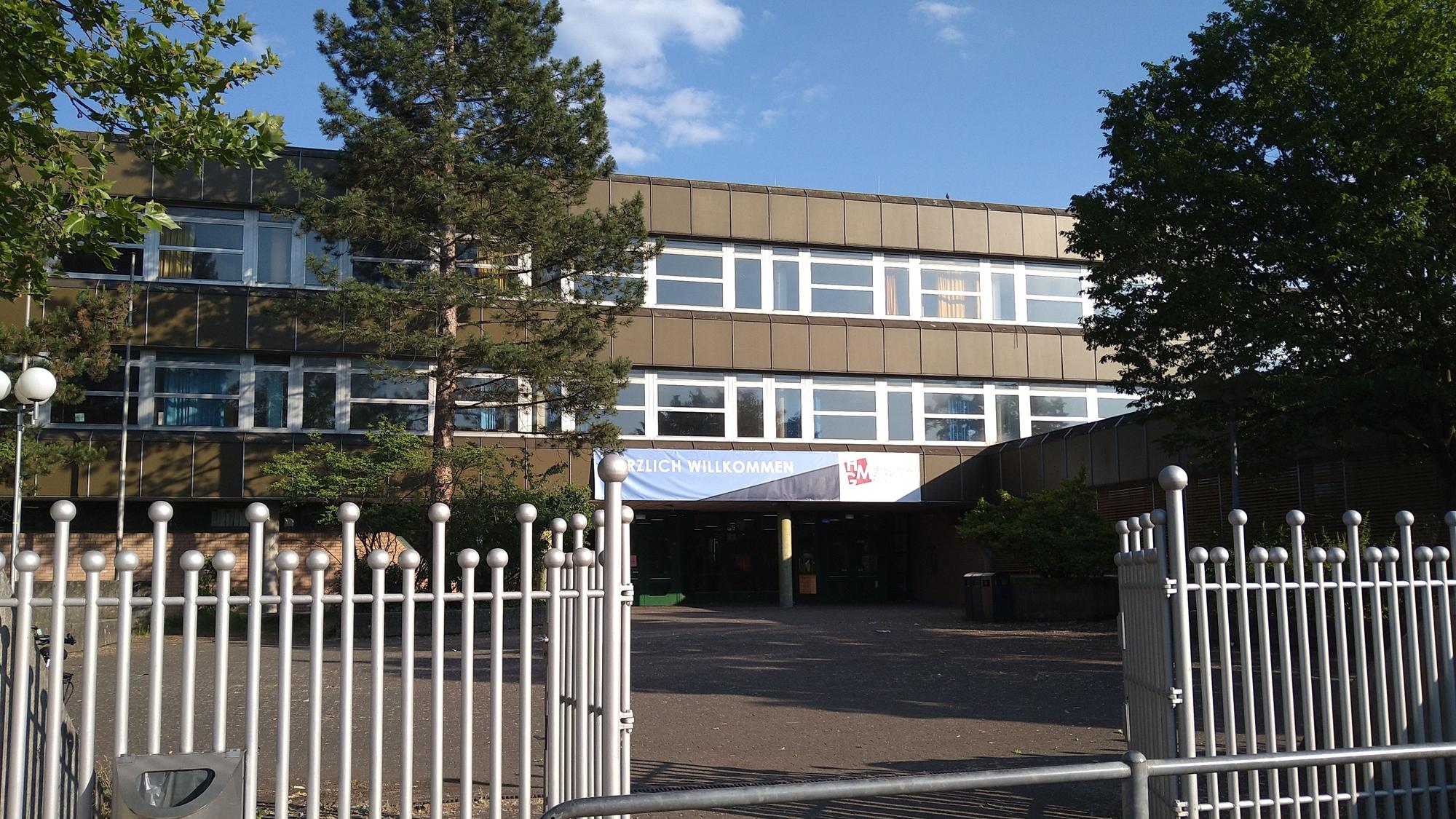 Zu sehen ist das Heinrich-Mann-Gymnasiums in Chorweiler von außen.
