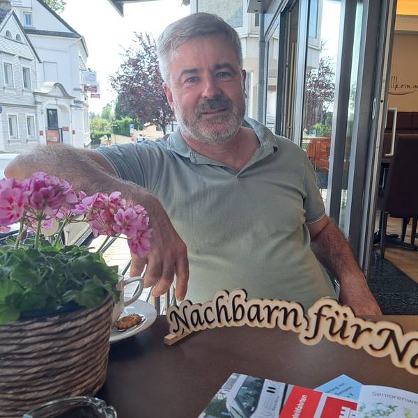 Jens Babiak ist Vorsitzender des Vereins zur Förderung von Seniorinnen und Senioren in Niederkassel. Er betreut auch die Aktion 'Nachbarn für Nachbarn'.