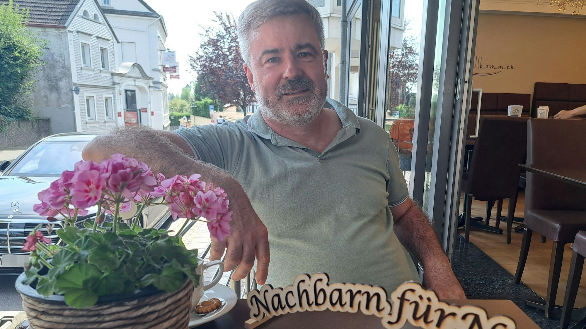 Jens Babiak ist Vorsitzender des Vereins zur Förderung von Seniorinnen und Senioren in Niederkassel. Er betreut auch die Aktion 'Nachbarn für Nachbarn'.