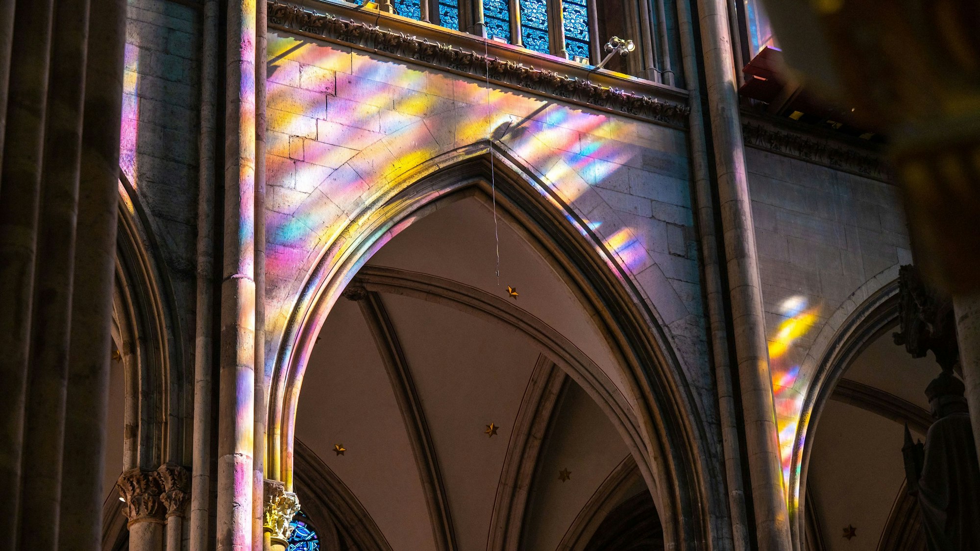 Buntes Licht fällt durch das sogenannte Richterfenster im Kölner Dom.