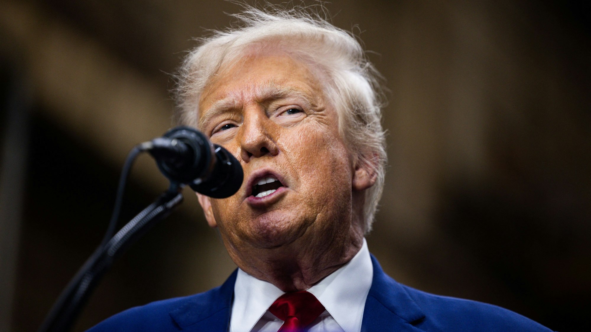 Donald Trump bei einer Kundgebung in Pennsylvania. Der frühere US-Präsident erhebt immer wieder falsche „Putsch“-Vorwürfe gegenüber den Demokraten.