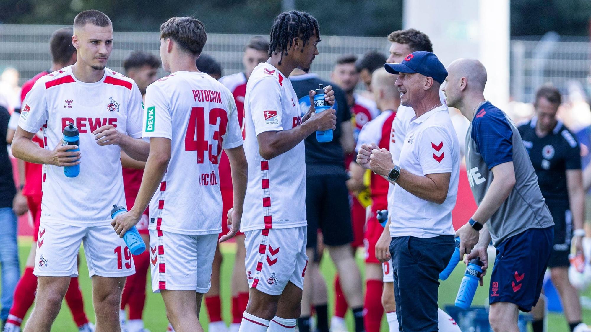 Gerhard Struber mit Nachwuchsstürmer Damion Downs, der einer der Hoffnungsträger beim 1. FC Köln ist.