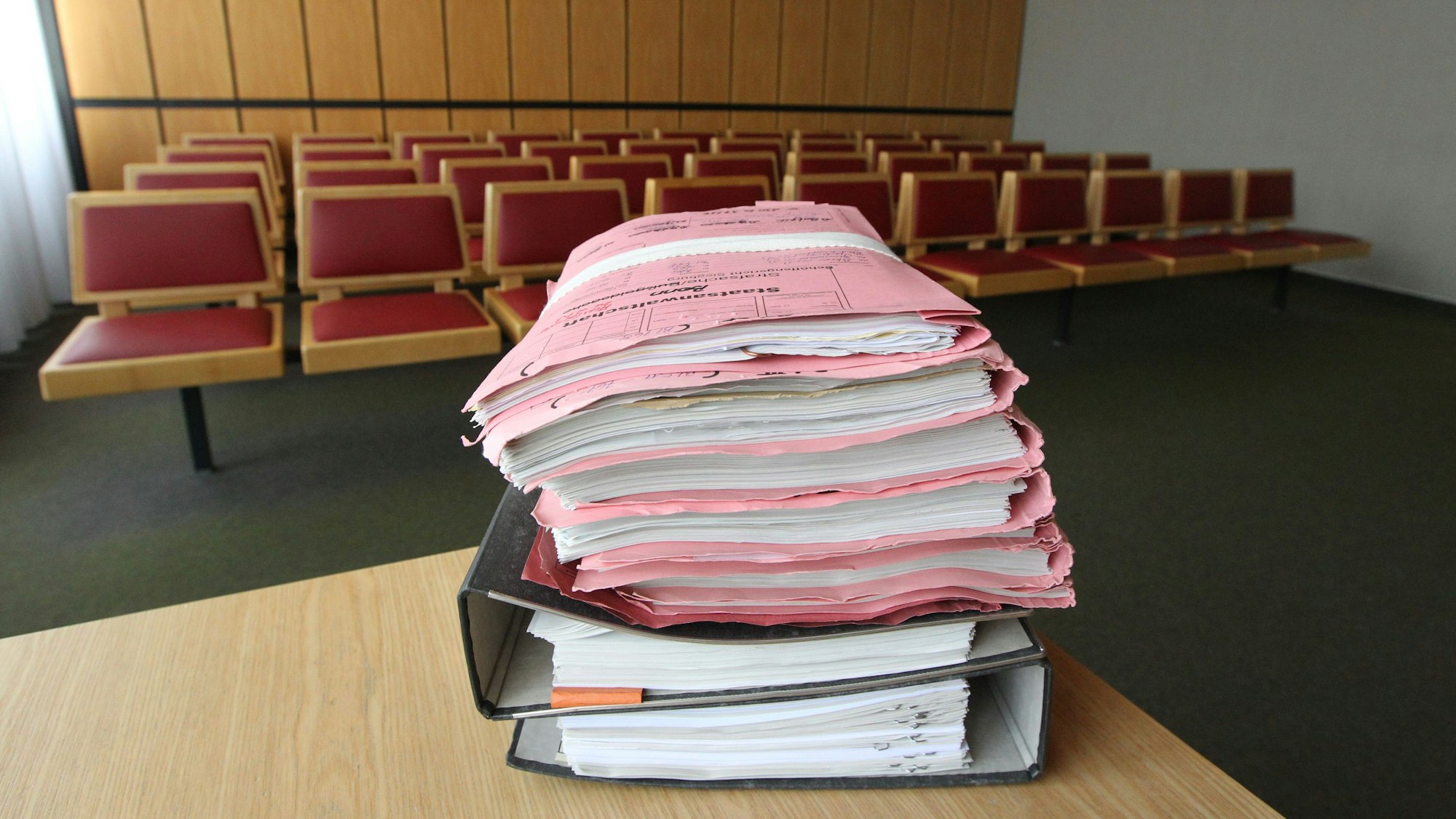Ein Aktenstapel in einem Gerichtssaal