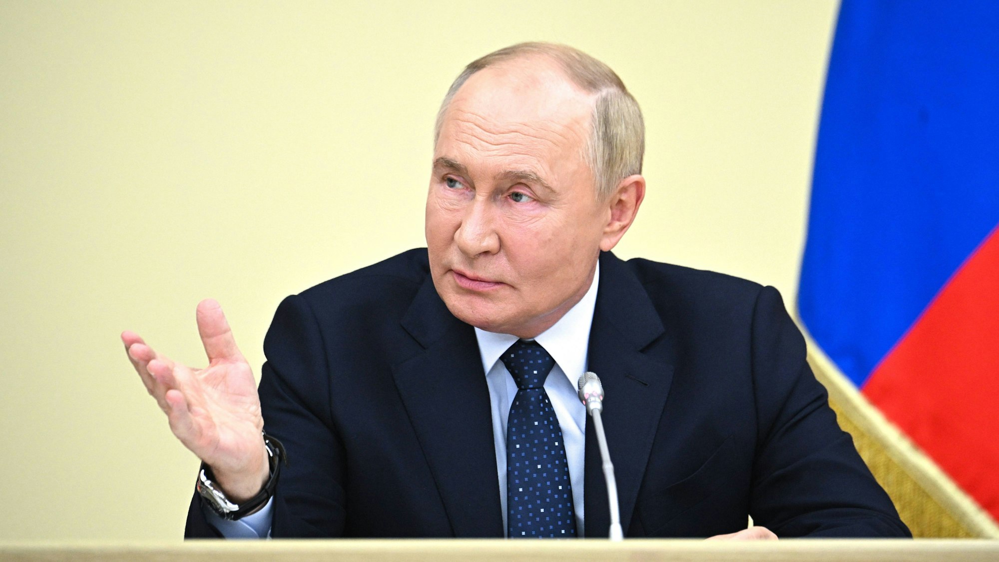 Kremlchef Wladimir Putin. Die Ukraine habe den russischen Präsidenten mit der Offensive in Kursk auf dem falschen Fuß erwischt, sagt der Kölner Politikwissenschaftler Thomas Jäger. (Archivbild)