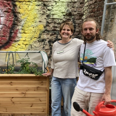 Anita Becker (links) und Johannes sind zwei der insgesamt 15 Beetpatinnen und -paten.