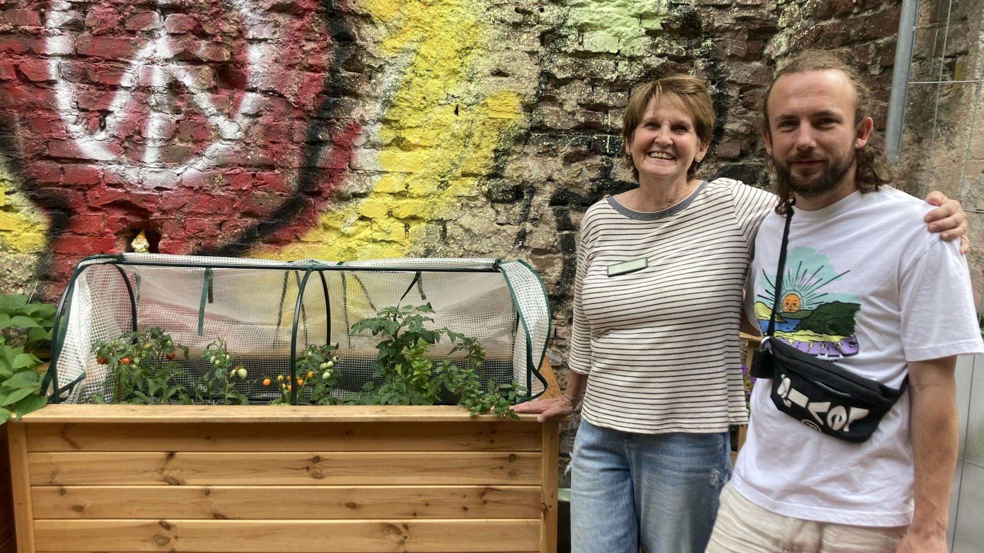 Anita Becker (links) und Johannes sind zwei der insgesamt 15 Beetpatinnen und -paten.