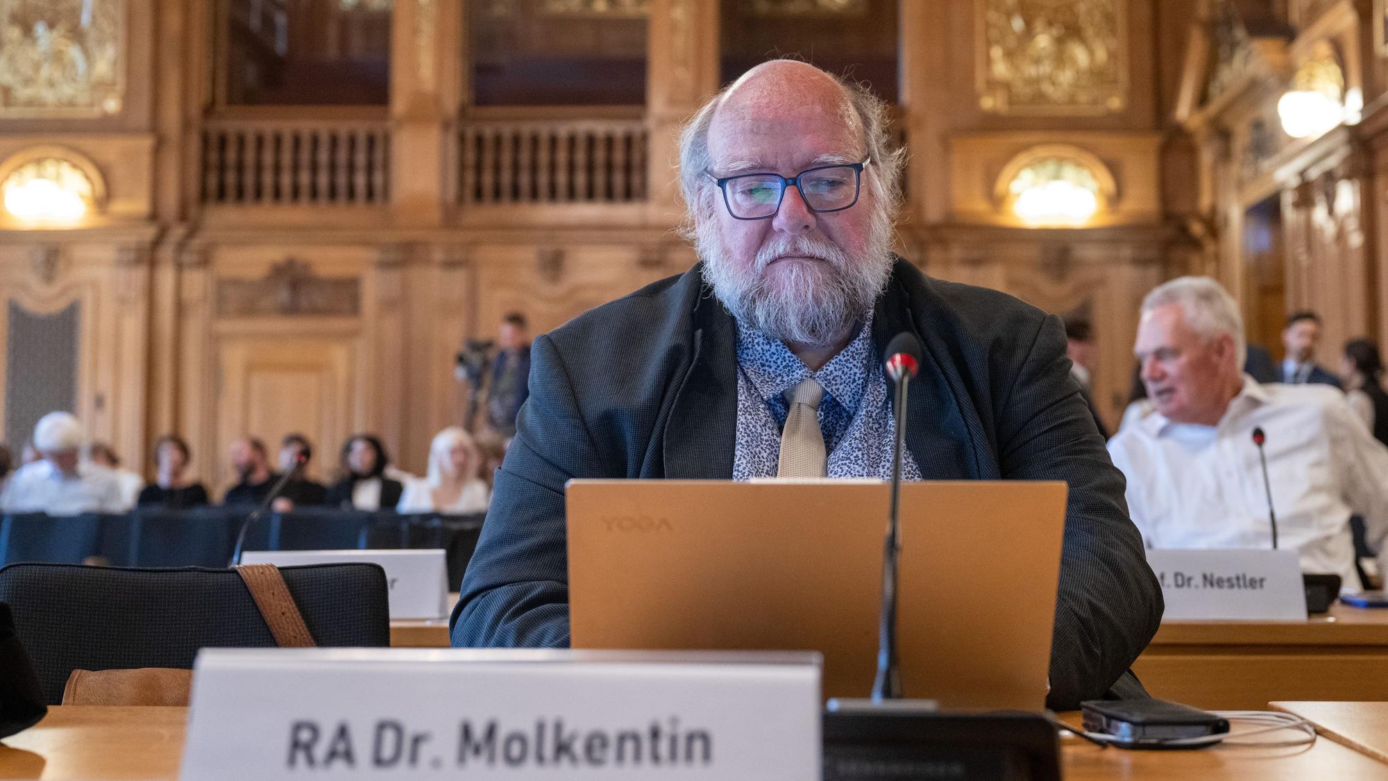 20.08.2024, Leipzig: Wolf Molkentin, Rechtsanwalt, sitzt im Saal des Bundesverwaltungsgerichts.
