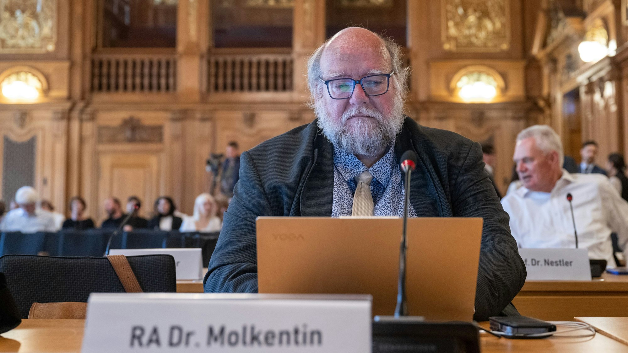 20.08.2024, Leipzig: Wolf Molkentin, Rechtsanwalt, sitzt im Saal des Bundesverwaltungsgerichts.