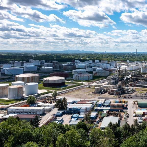 Luftaufnahme der Rheinland Raffinerie Godorf des Ölkonzerns Shell.
