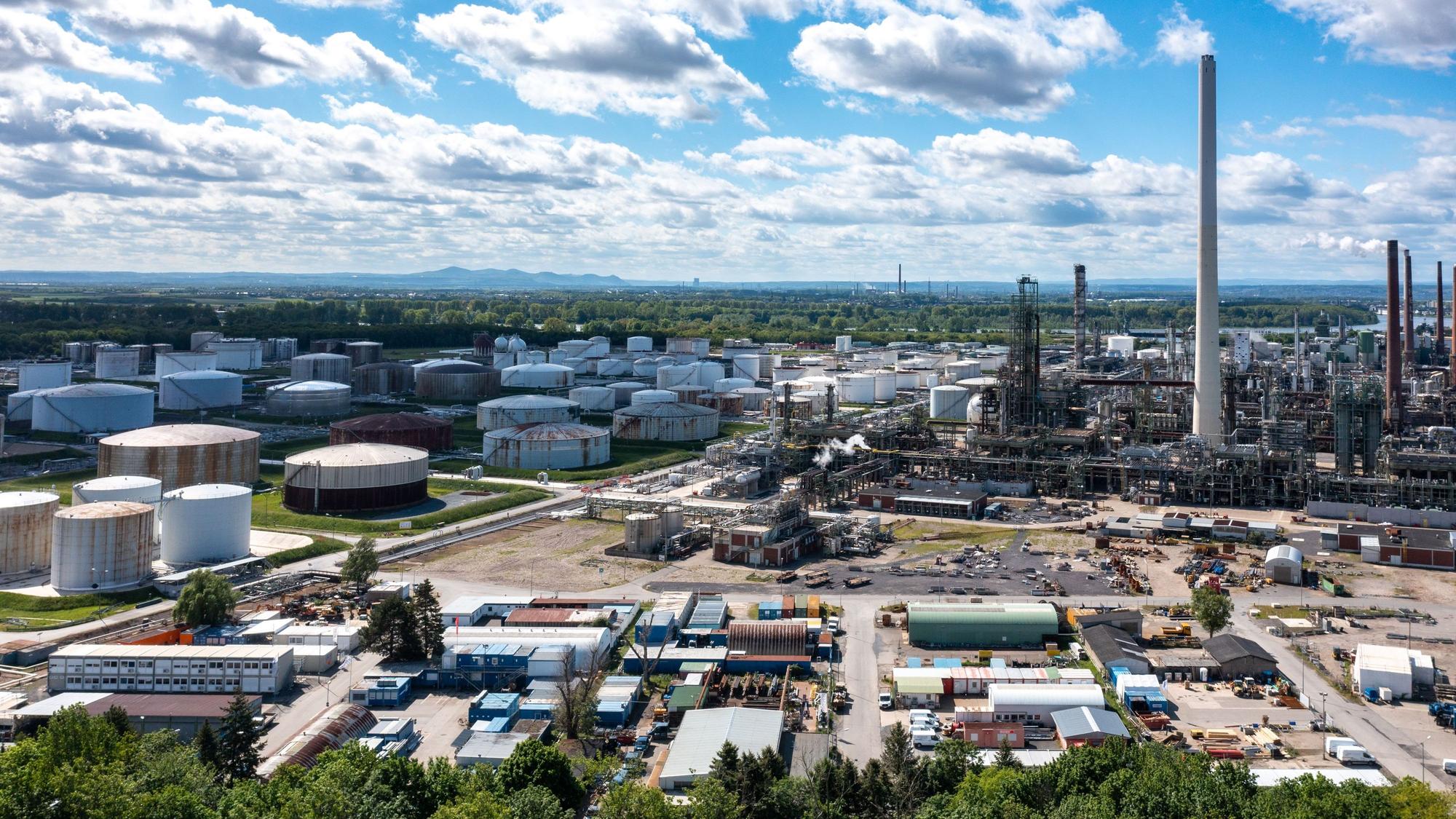 Luftaufnahme der Rheinland Raffinerie Godorf des Ölkonzerns Shell.