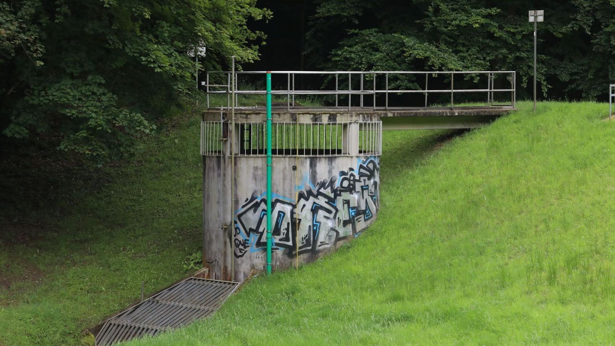 Ein Betonturm im Rückhaltebecken.