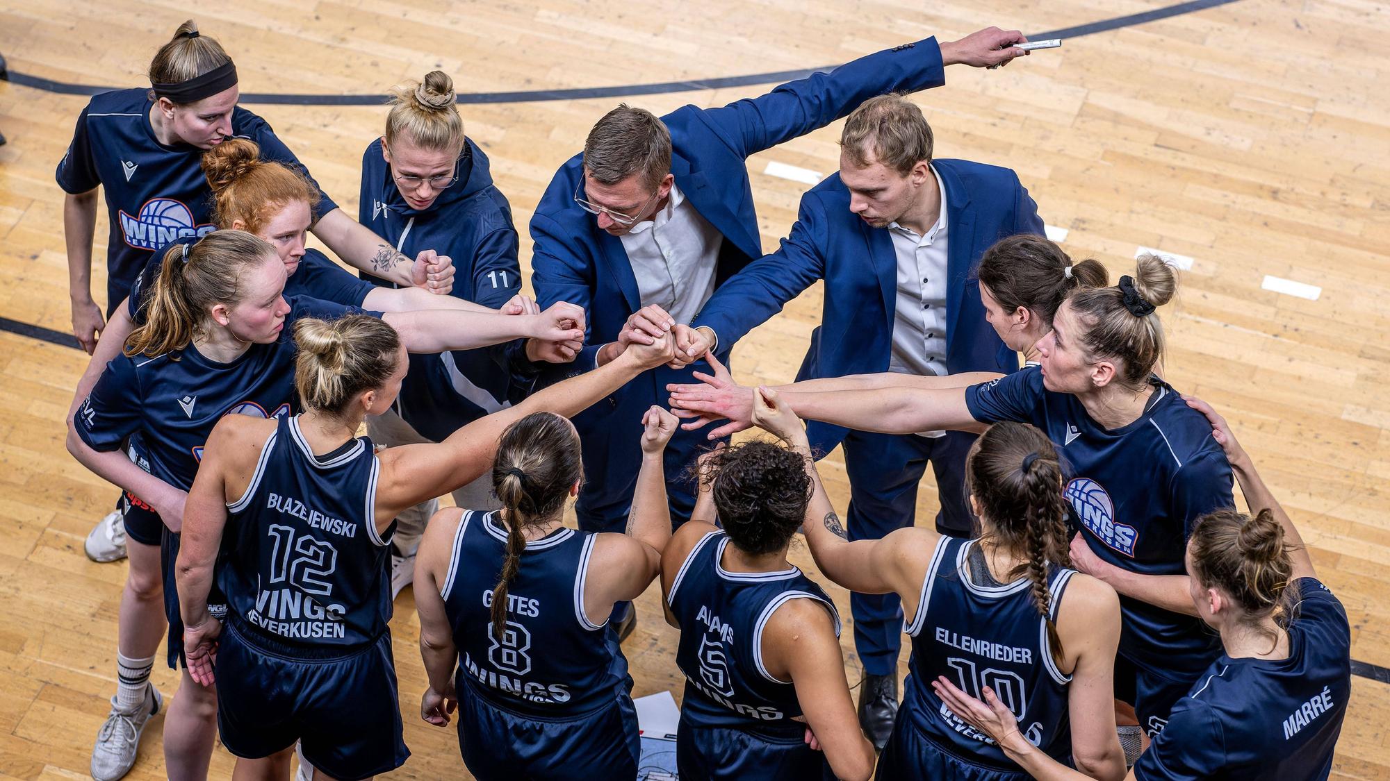 Basketball Berlin 01.11.2023 Saison 2023 / 2024 1. Bundesliga / DBBL Alba Berlin - Orthomol Wings Leverkusen Boris Kaminski Leverkusen, Trainer Auszeit *** Basketball Berlin 01 11 2023 Season 2023 2024 1 Bundesliga DBBL Alba Berlin Orthomol Wings Leverkusen Boris Kaminski Leverkusen, coach time-out