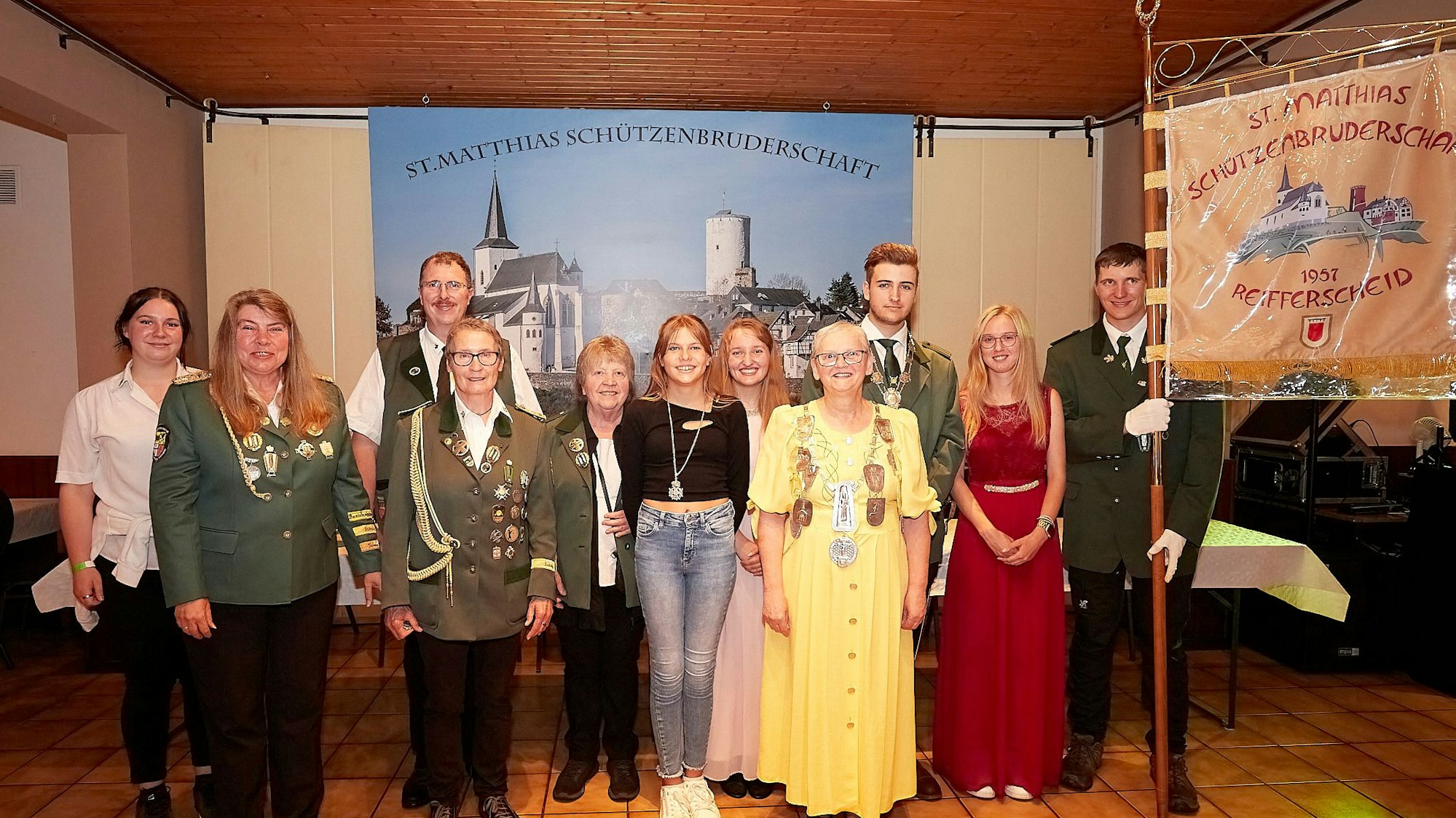 Die neuen Majestäten der Reifferscheider Schützen haben sich zum Foto aufgestellt.