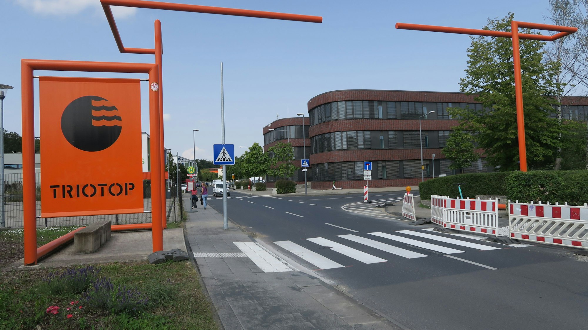 Neuer Zebrastreifen über den Girlitzweg an der Einmündung in die Straße Am Wassermann, Triotop und Schulcampus beginnen hier.