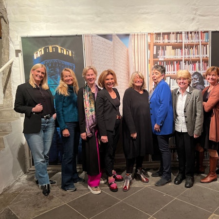 Die Gründerinnen des neuen Fördervereins des feministischen Archivs im Bayenturm. In der Mitte: Alice Schwarzer und Barbara Schock-Werner.