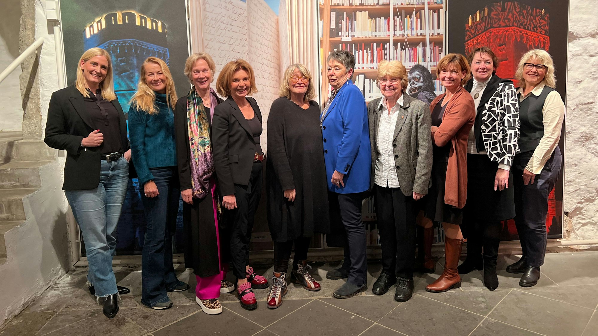 Die Gründerinnen des neuen Fördervereins des feministischen Archivs im Bayenturm. In der Mitte: Alice Schwarzer und Barbara Schock-Werner.