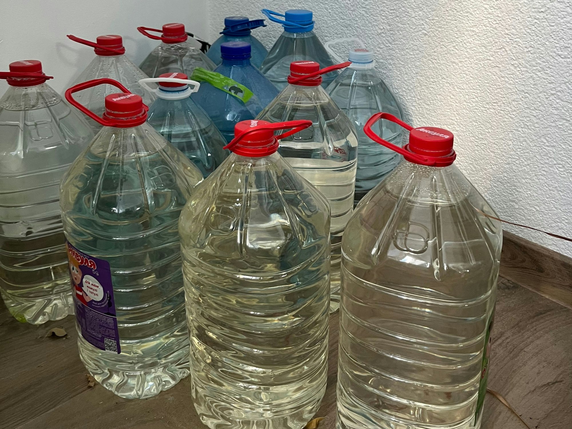 Auf dem Balkon seiner Wohnung in Kiew hat Anatolii Schara einen kleinen Wasservorrat angelegt.