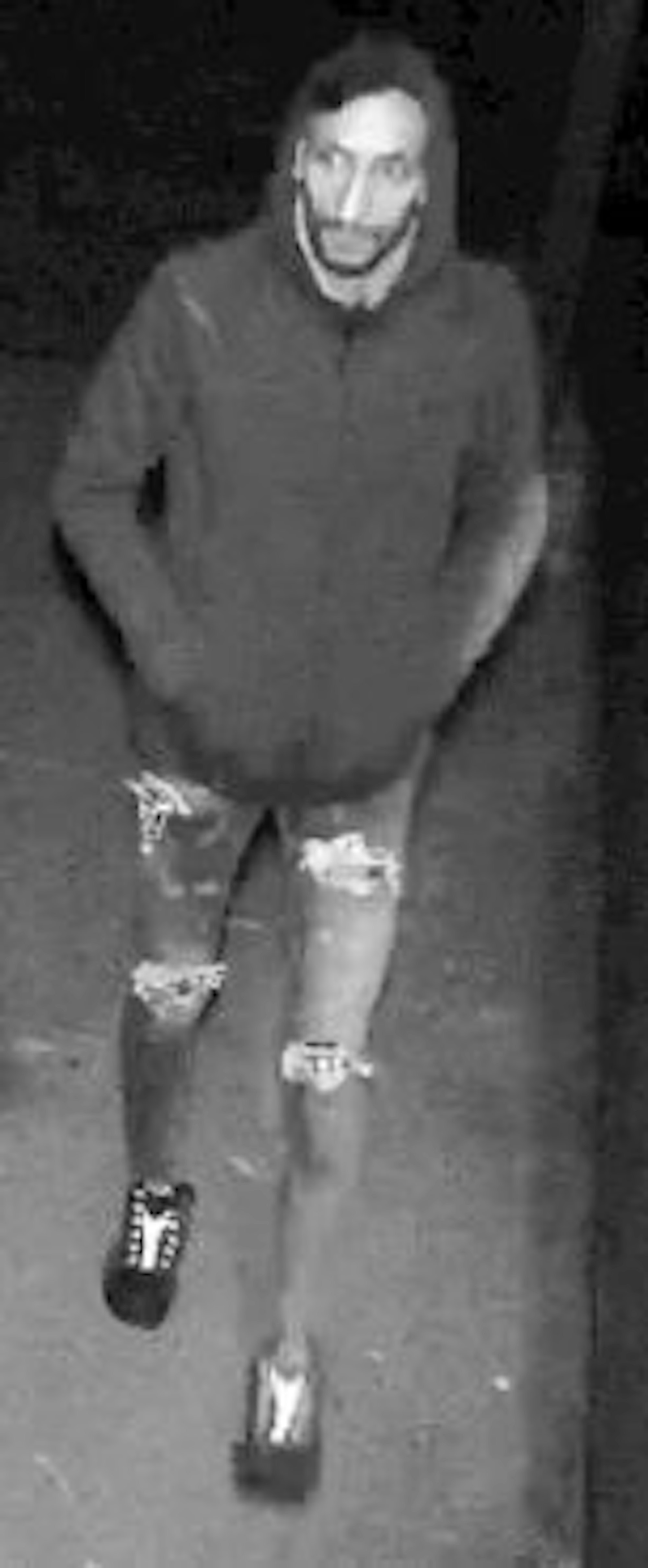 Zu sehen ist ein Mann in der Vorderansicht, der einen Einbruch begangen haben soll.