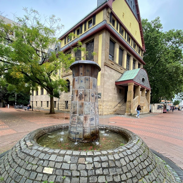 Auf dem Bild ist der Rathausbrunnen zu sehen.