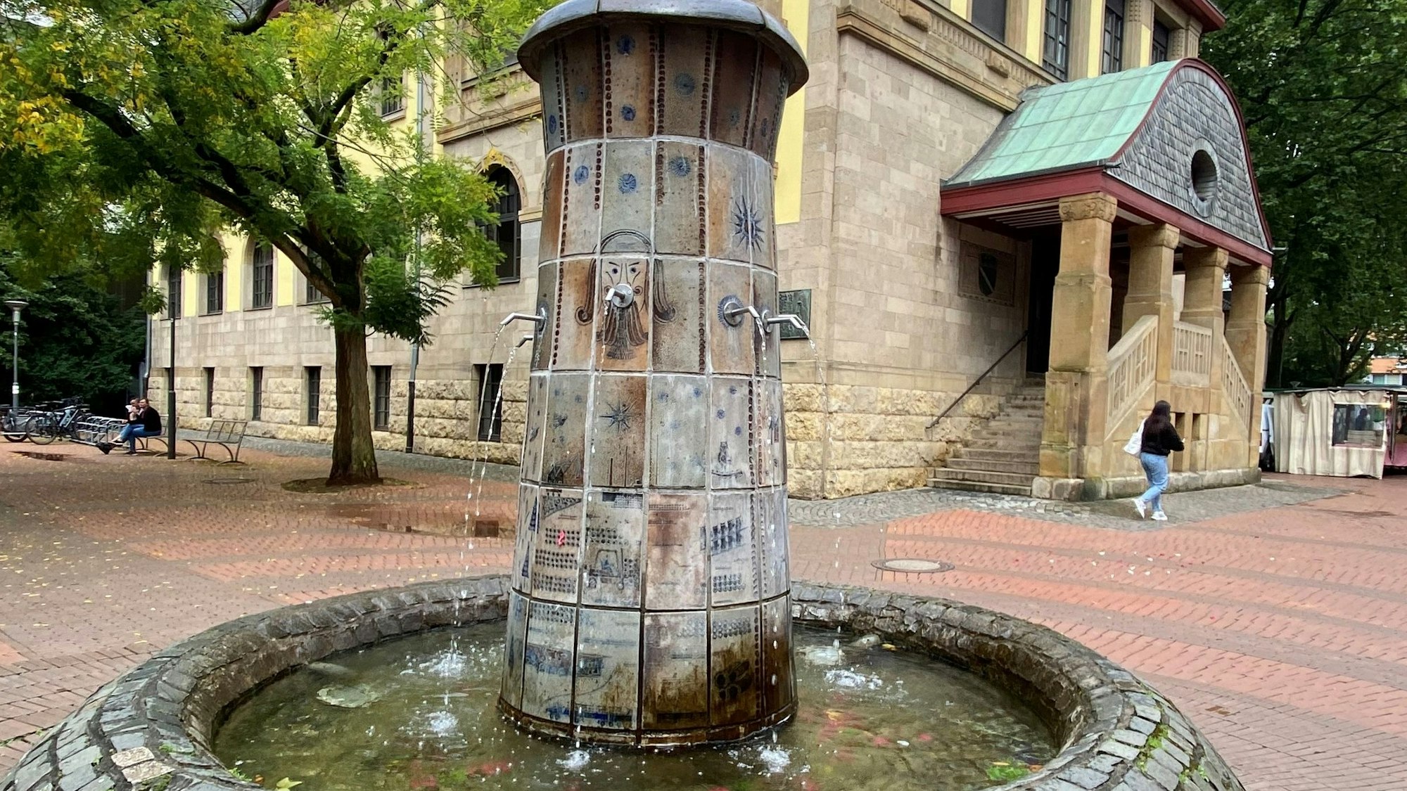 Auf dem Bild ist der Rathausbrunnen zu sehen.