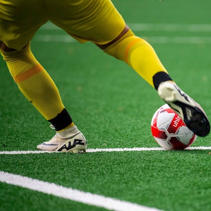 Ein Fußballtorwart schießt den Ball.